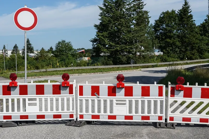 Abgesicherte Baustelle im Straßenraum