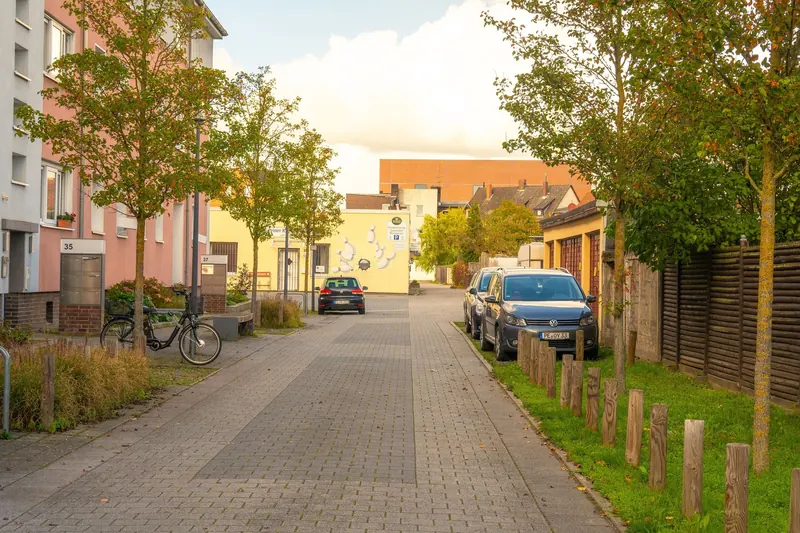 Wohnstraße mit Gehwegen